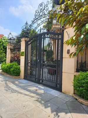 biệt thự 200 .3 tầng .giá 30triêu gọi ngay xem nhà (zl) . nhà đẹp .full đồ .