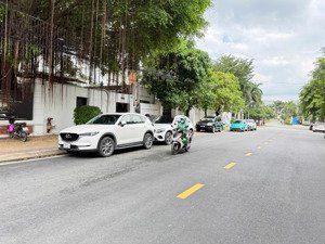 bán đất mặt tiền đường nguyễn văn hưởng, phường thảo điền, quận 2. lh: 