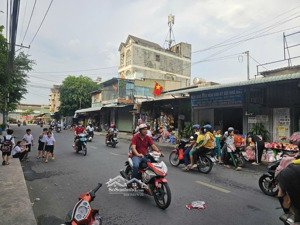 em chính chủ cần bán 2 căn nhà cấp 4 mặt tiền kinh doanh cộng 1ki ốt và 20 phòng trọ phía sau .