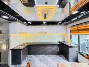 bán nhà xây mới 100%. 5pn.7wc. có thang máy. sổ sẵn. giá siêu rẻ 8.2tỷ có tl