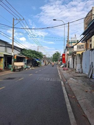 8 tỷ 500 thương lượng, bán nhà 2 tầng mặt tiền kinh doanh, diện tích : ngan 4 mét dài 23 mét.