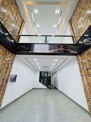 bán nhà đẹp ở ngay phố hồng tiến-long biên-120m2-7 tầng thang máy-vỉa hè 3m-kinh doanh-ô tô tránh