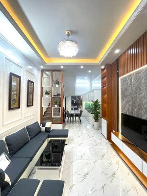 bán gấp! nhà trung tâm hoàng mai căn góc 3 thoáng, 5 tầng nhà mới, vị trí vàng, gần phố, giá tốt.