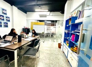 chủ cần bán gấp căn nhà khu víp thái hà mặt tiền 8m .rất hợp cho mọi người đầu tư dòng tiền