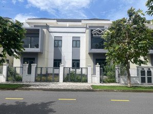 biệt thự song lập 10x20m giá 10,7 tỷ bao phí, thuế, đường 14m, gần clubhouse, nhà sẵn.
