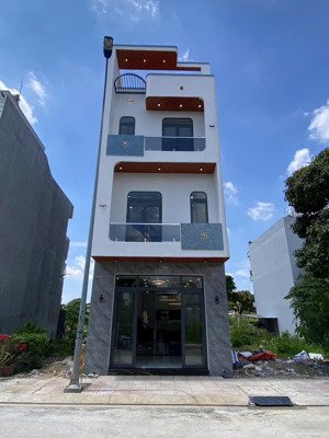 bán siêu phẩm 3 lầu gần vincom 550 dĩ an,tp.hồ chí minh diện tích:60m2 giá 4,8 tỷ liên hệ 097533969