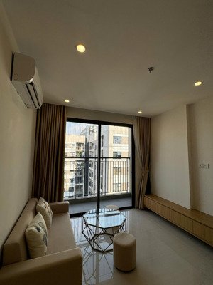 trần thuỷ . cho thuê căn hộ 3 phòng ngủ view thoáng