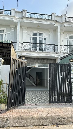 chính chủ đang cần bán gấp nhà phố thương mại có sân đỗ xe hơi dt 90m2 - giá: 2.3 tỷ (thương lượng)