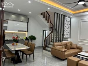 Nhà phân lô Nguyễn Văn Huyên, 67m², 4T, lô góc ô tô, vỉa hè, 21 tỷ