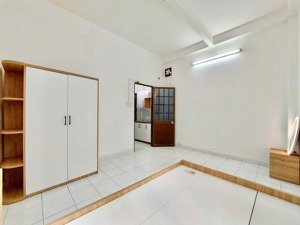 nhà trọ giá rẻ - an ninh - 1 phòng ngủ tách bếp cửa sổ trời cực thoáng ngay huỳnh mẫn đạt quận 5