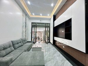 nhà xây mới 4 tầng, đầy đủ công năng sử dụng.diện tích 39,7m giá 7,9 tỷ.