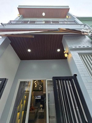 nhà hẻm phạm văn hai quận tân bình, hcm có chỗ đậu ô tô, gần trường học, trung tâm sầm uất.