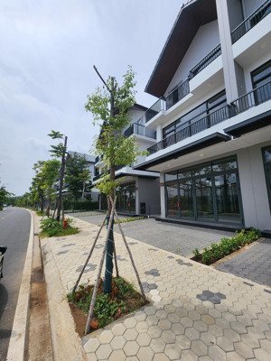 chính chủ bán căn shophouse trực diện cụm sân thể thao pickleball trong dự án id junction