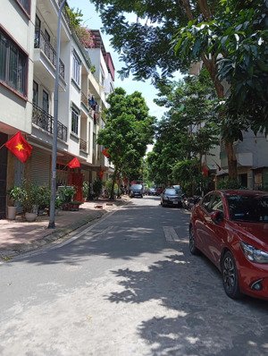 gia đình thuê nhà riêng mới, ngõ 63 cổ linh, trung tâm thạch bàn, hà nội