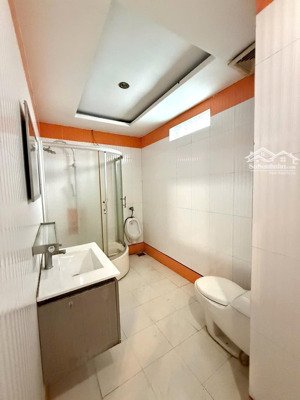 bán toà nhà 4 tầng - mặt tiền kinh doanh lê văn chí ngay sư phạm kỷ thuật dt 8.5 x 19m = 160m2