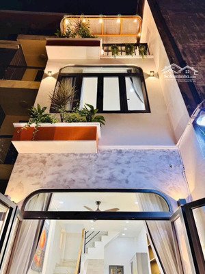 tôi bán gấp nhà đường nguyễn đình chính-phú nhuận. giáp quận 3. giá 3tỷ060/68,8m2. cho thuê 21tr