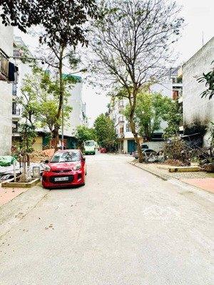 hàng bè 50m, 1 tầng, mt 4m. vỉa hè, oto tránh, kd tốt. 12,5 tỷ