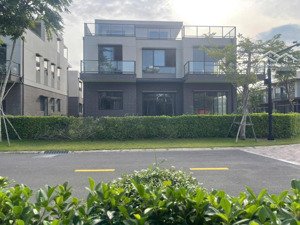 bán biệt thự góc cực đẹp dt 427m2 giá ưu đãi 17.8 tỷ nhận nhà ngay -khu đô thị ven sông waterpoint