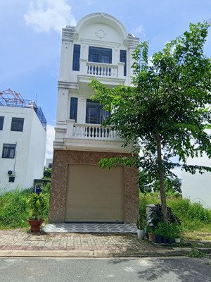 chủ gởi bán căn nhà mặt tiền nhựa 7m, vỉa hè mỗi bên 3m, p.phú chánh, tp.tân uyên - bình dương.