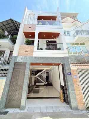 nhà mới hoàn thiện 100%, 4pn 4wc, diện tích nhà tới 83m2, nhà cách bãi trước, bãi sau 1km,