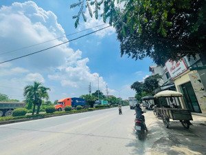 mặt đường ql32 thị xã sơn tây hướng về hà nội kinh doanh vô đối