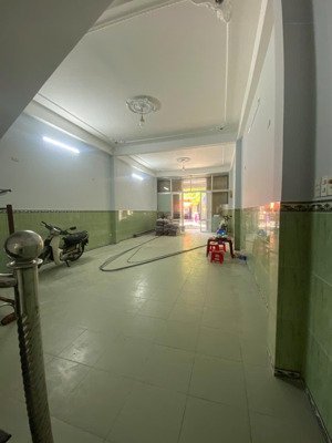 chủ gửi bán nhà 3 tầng kiên cố. mặt tiền đường 7m5, vỉa hè 3,5m, sát chợ mân thái, sơn trà 12,x tỉ