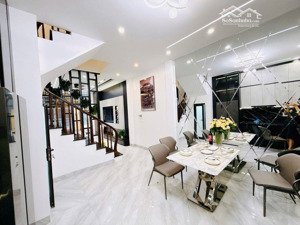 nhà đẹp dân xây -tặng nội thất -phố xuân thủy -sổ đỏ vuông đét -42 m2-4 tầng -mặt tiền 3m8