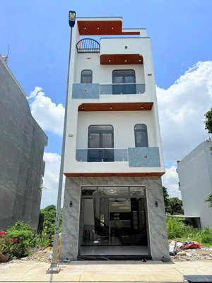 bán nhà gần ngã tư 550- vsip1 . 2 lầu full nội thất