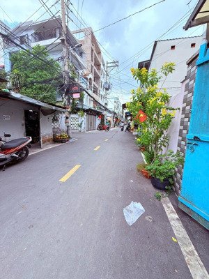 bán nhà quận 7 hơn 7 tỷ , nguyễn thị thập , 72m2 , 2 lầu, hẻm xe hơi