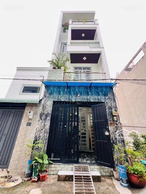 nhà chính chủ đang ở cần bán gấp để xoay công việc thạnh lộc, quận 12. dt: 4m x 13m. hướng đông nam