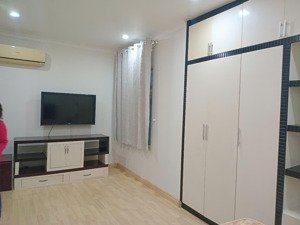 cho thuê căn hộ 4 pn view sông, nội thất cơ bản, lầu cao, giá 28 triệu/tháng. lh: vân