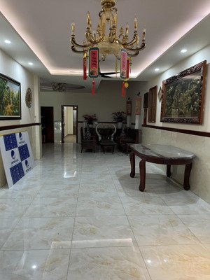 cho thuê mặt bằng 125m2 ( 5 x 25m ) 1 pn / 1 wc , có nội thất .