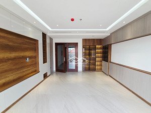 bán giá sốc phân lô hoàng quốc việt 65m2 nhà 7 tầng mặt tiền 4.6m có thang máy và ga ra