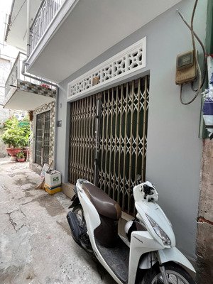 tôi cần bán nhà 477/10/3/16a âu cơ, 1 trệt, 1 lầu, nhà mới vô ở liền, giá 2,95 tỷ tl