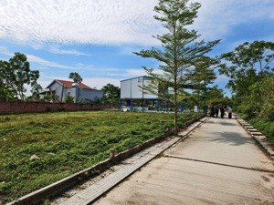 rộng 10m x 32m 2 mặt tiền có thể phân thành 4 lô đẹp dân cư đông đúc siêu rẻ