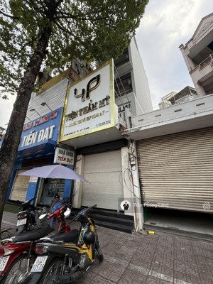 chính chủ gửi cho thuê nhà mătn tiền 1240d ba tháng hai, p8, q11, 3.5x16m, trệt 5 lầu, 