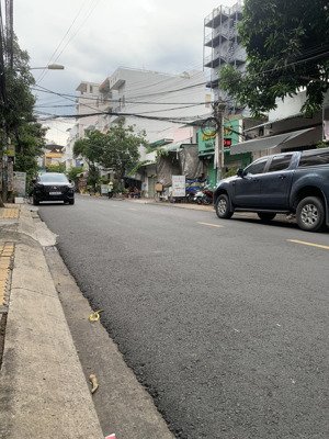 bán nhà mặt tiền kdmb đường số 85 phường tân quy, quận 7 dt: 5 x 15,6m
1 trệt, 1 lầu, sân thượng