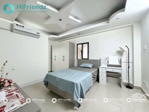 phòng studio cửa sổ thoáng mát