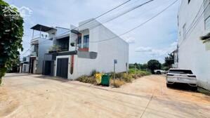 góc 2 mặt tiền hẻm 147 Đỗ Xuân Hợp chục chính khu biệt thự cán bộ văn minh