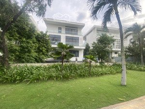 bán bt đơn lập lucasta view sông siêu đẹp, giá 130 triệu/m2 rẻ hơn verosa park