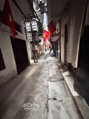 nhà dân xây chắc chắn - phố đội cấn - ngõ thông - gần phố.