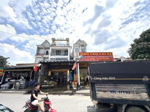 tài sản đẹp mt đường. nguồn thu 500tr/ năm. gồm nhà 3 tầng + 16 phòng thuê. dt: 300m2. giá: 12.5 tỷ