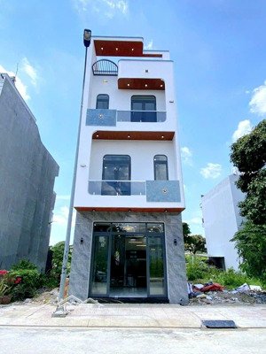 chính chủ cần bán nhà trệt 2 lầu ngay bến xe tân đông hiệp. khu dc phúc đạt. dt 60m. full thổ. 4pn