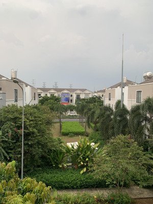 chính chủ bán căn thô liền kề duy nhất nhìn ra công viên của khu. giá còn thương lượng nhiều.