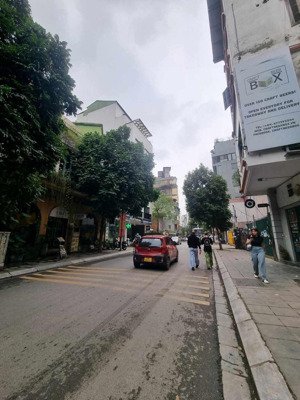 bán nhà phố tô ngọc vân , tây hồ, 3 tầng , dt 130m2/mt 11m , đường ô tô 12m . giá 93 tỷ