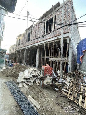 bán nhà kinh doanh 3 tầng ngay ngã ba đa phúc, 2 wc, 3 ngủ.