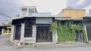 nhà cấp 4 gác lửng mặt tiền cao bá quát kế bên trường cấp 1.2.3 dĩ an