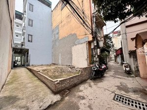 hiếm 45m2 đất chỉ 5.95 tỷ ôtô vào đất gần phố trung tâm hành chính quận long biên 7 phút sang phố.