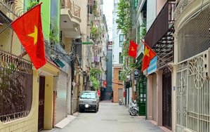 bán gấp nhà đào tấn gần lotte liễu giai: ô tô đỗ cổng 70m x 5t, mặt 5m, ở yên tĩnh gần phố.