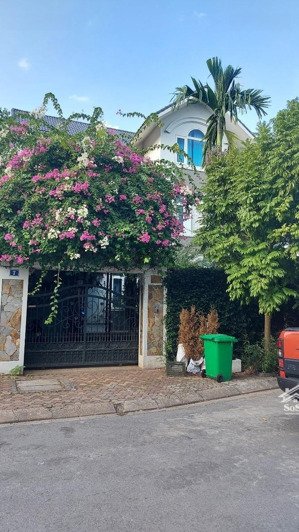 bán biệt thự vườn kđt việt hưng long biên, hàng xóm vinhomes riverside. 325/500m2, 4 tầng, mt 20m